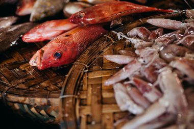 Çiğ balık dilimlenmiş ve sokak pazarında kesti