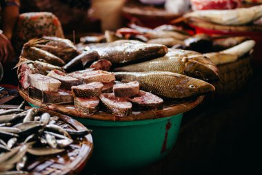 Çiğ balık dilimlenmiş ve sokak pazarında kesti