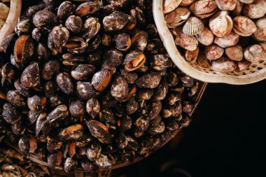 Cockle ve deniz tarağı çiğ deniz mahsulleri Asya street Market