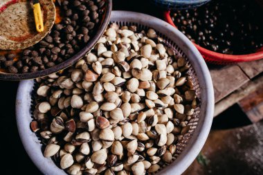 Cockle ve deniz tarağı çiğ deniz mahsulleri Asya street Market