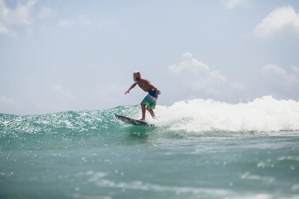 Surfer άνθρωπος surfing στο κύματα πιτσιλιά ενεργά — Φωτογραφία Αρχείου