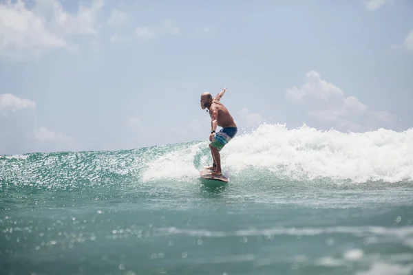 Szörfös ember szörfözés a hullámok splash aktívan — Stock Fotó