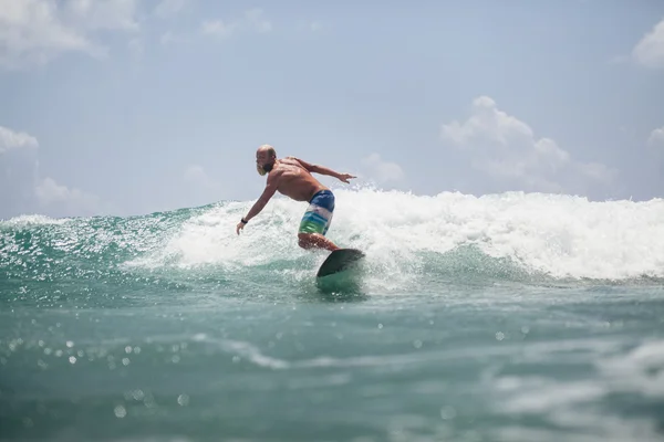 Surfista homem surfar em ondas respingo ativamente — Fotografia de Stock