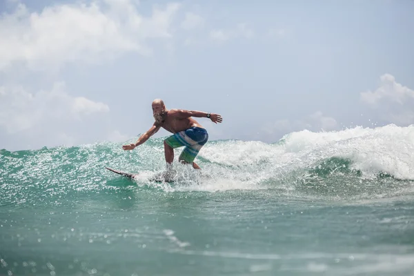 Surfista homem surfar em ondas respingo ativamente — Fotografia de Stock