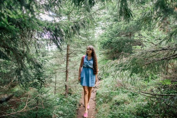 Femme aux cheveux longs voyage dans la forêt d'épinette — Photo