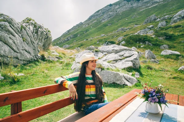 Country style long hair woman relax in mountain cafe — Stock Photo, Image