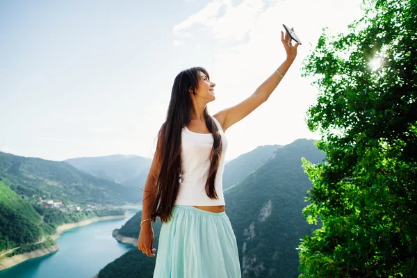 Mutlu kız telefonla selfie fotoğraf çekme — Stok fotoğraf