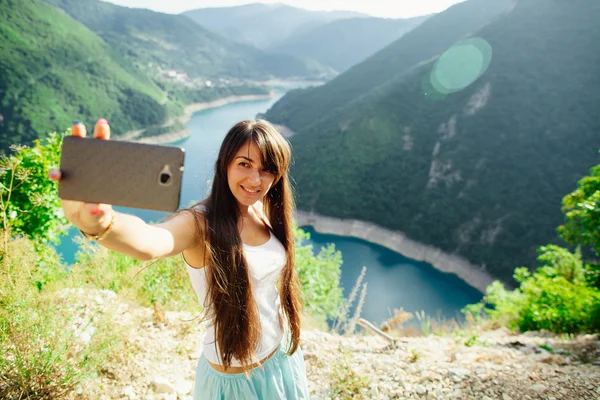 Ευτυχισμένος κορίτσι παίρνει τηλέφωνο φωτογραφία selfie — Φωτογραφία Αρχείου