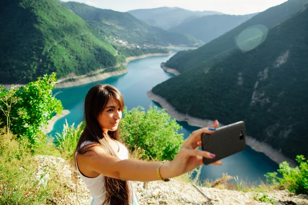 Happy girl taking selfie photo on telephone — Stock Photo, Image