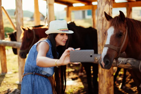 Selfie photo avec cheval — Photo