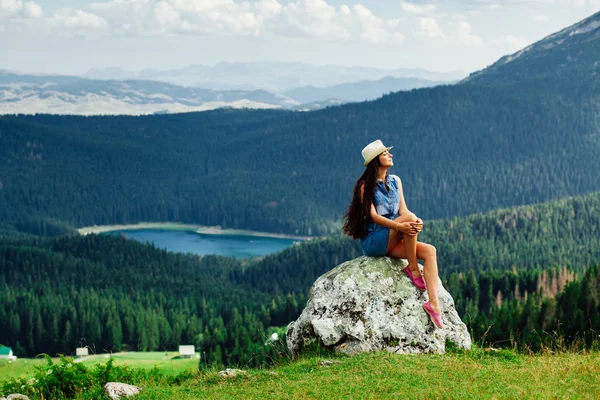 女性は美しい景色と山のピークでリラックスします。 — ストック写真