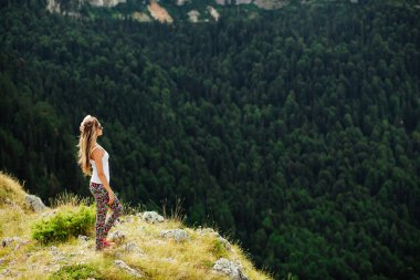 kadın stand Dünya sonunda büyüleyici manzara modunda