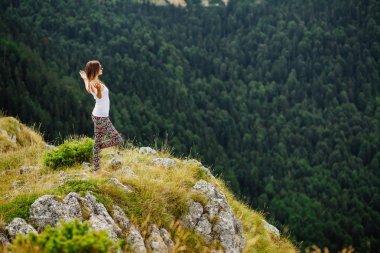 kadın yoga rahatla büyüleyici manzara Earth'te sonundaki