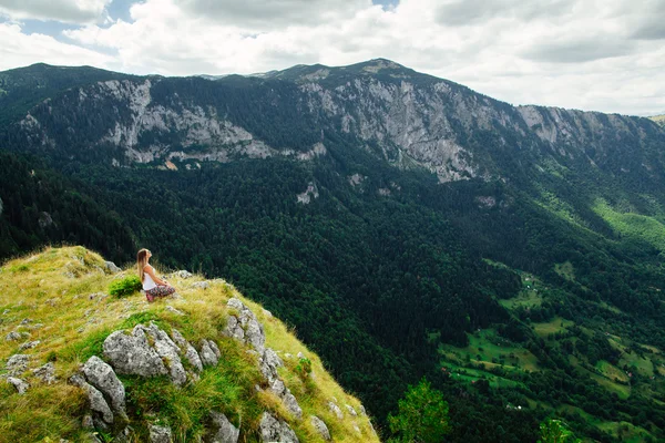 Mulher ioga relaxar no final da terra em paisagem fascinante — Fotografia de Stock