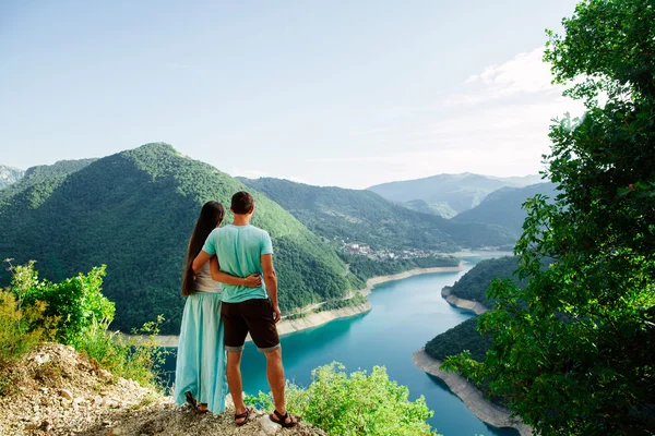 Encantador casal relaxar no pico das montanhas — Fotografia de Stock