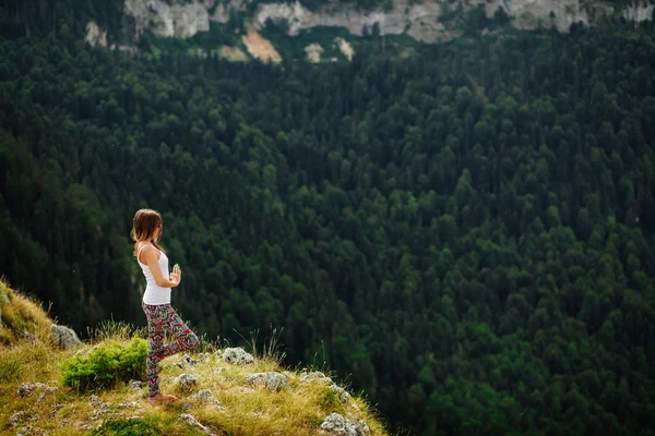 Kadın yoga rahatla büyüleyici manzara Earth'te sonundaki — Stok fotoğraf