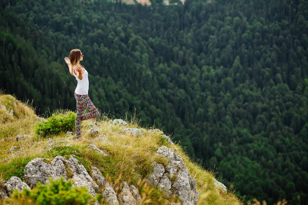 Joga kobieta relaks na koniec ziemi w fascynujący krajobraz — Zdjęcie stockowe