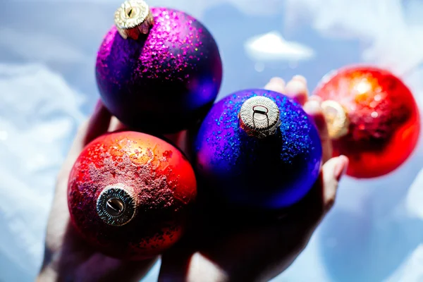 Frozen Ice Balls Dekoration in den Händen — Stockfoto