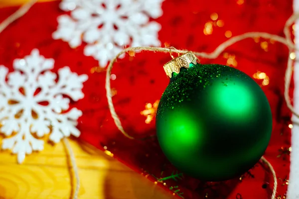 Nya året bollen träd dekoration på röd bakgrund — Stockfoto