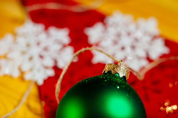 Nuovo anno palla albero decorazione su sfondo rosso — Foto Stock