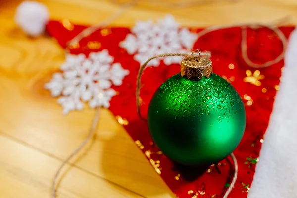 Yeni yıl top ağacı süsle kırmızı zemin üzerine — Stok fotoğraf