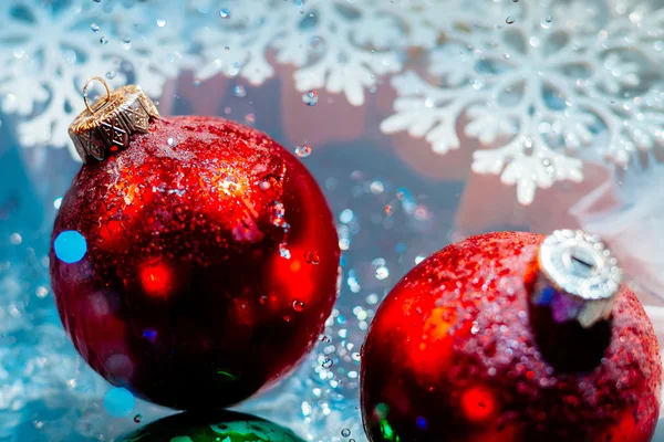 Вишукані новорічні заморожені кульки з краплями льодової води боке — стокове фото