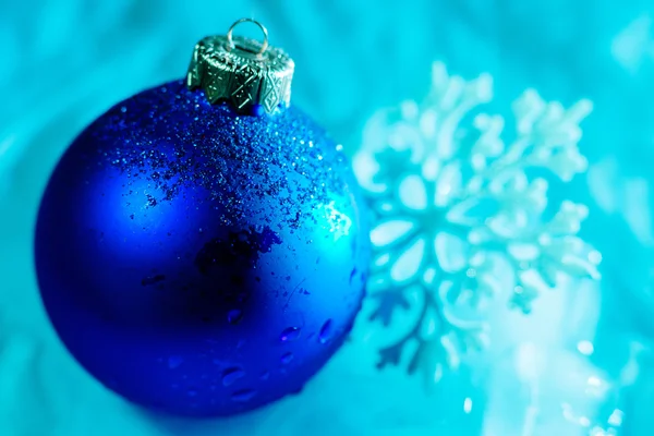 Заморожений крижаний м'яч прикраси зі сніжинкою крупним планом — стокове фото