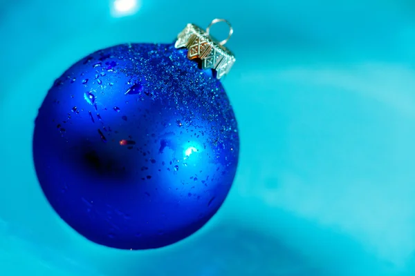 Cool blue ice ball dekoration på nära håll — Stockfoto