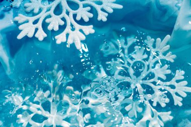 kar tanesi buzlu su damla makroyu arka planda erir