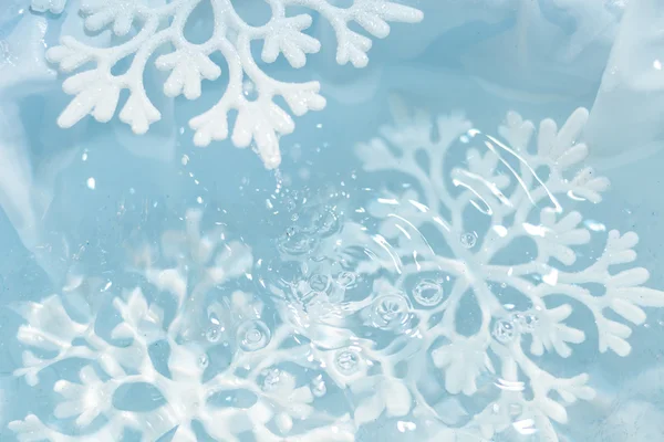 Nieve se derrite en gotas de agua hielo macro fondo — Foto de Stock