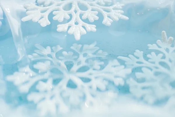 Copo de nieve se derrite en agua macro fondo — Foto de Stock