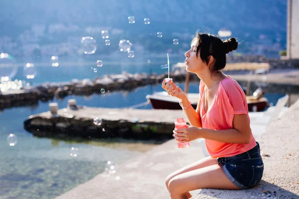 Mädchen blasen Blasen am Strand — Stockfoto