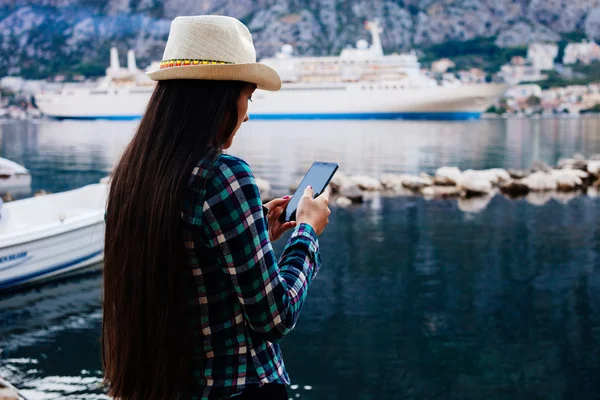 Κορίτσι ταξίδια και αναζήτηση στο smartphone κρουαζιέρα τακτικών γραμμών φόντο — Φωτογραφία Αρχείου