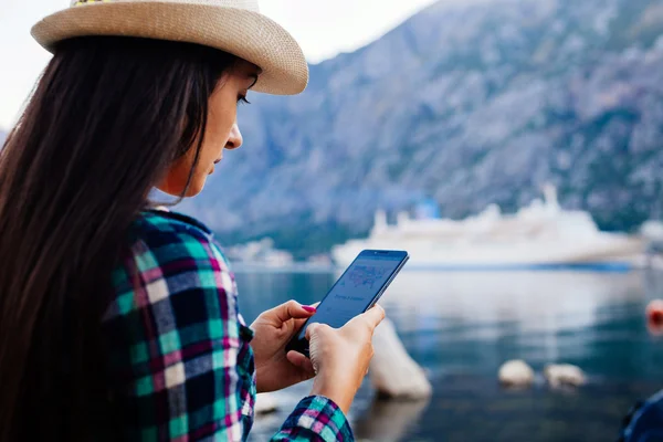 Dívka cestování a hledání ve smartphone — Stock fotografie