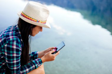Kız seyahat ve smartphone tarama