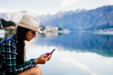 Kız telefon arama
