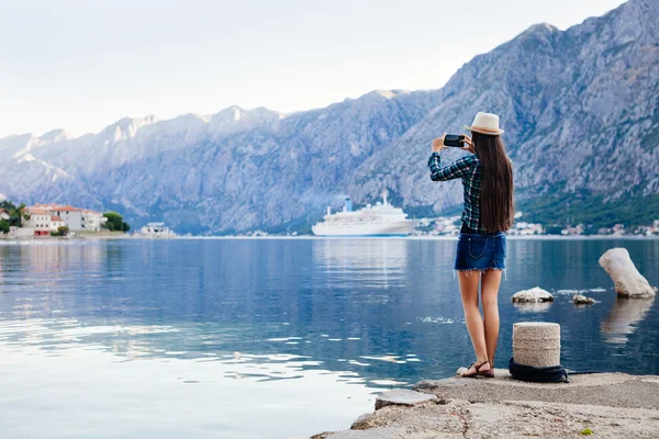 Chica tomando foto de crucero —  Fotos de Stock