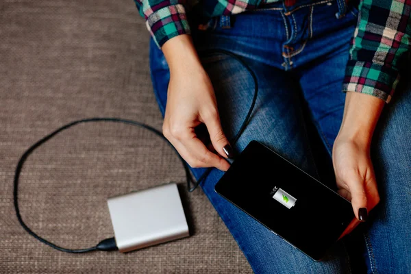 Powerbank charge smartphone — Stock Photo, Image