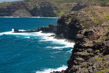 Okyanus dalgaları Cliff üzerinde