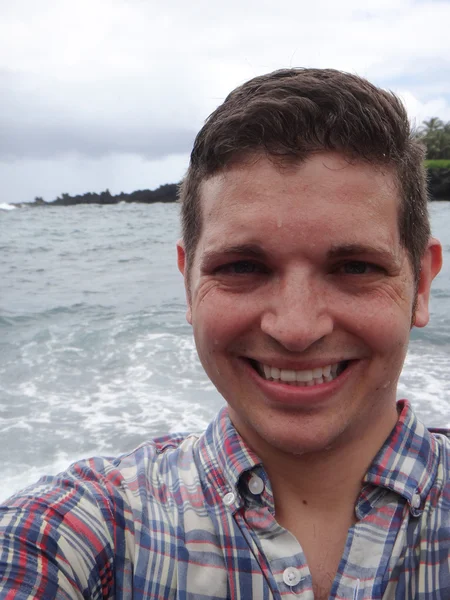 Hombre tomando selfie en la playa — Foto de Stock