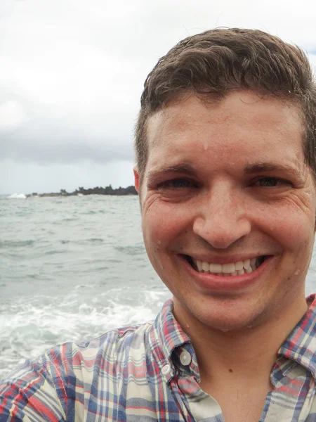 Hombre tomando selfie en la playa — Foto de Stock