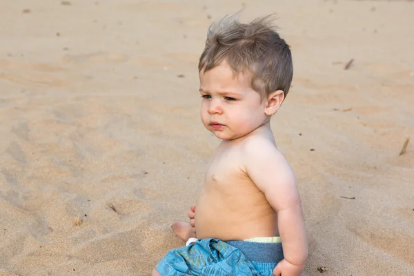 Дитину на пляжі — стокове фото