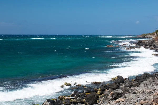 Línea costera Maui con océano azul — Foto de Stock