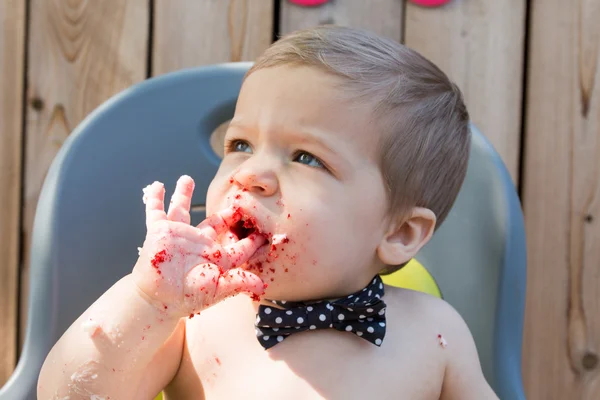 Kırmızı kadife şut pasta yemeye erkek bebek — Stok fotoğraf