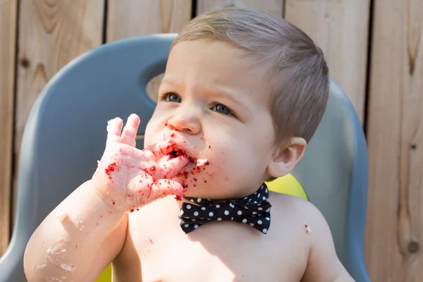 Doğum gününde kırmızı kadife şut pasta yemeye erkek bebek — Stok fotoğraf