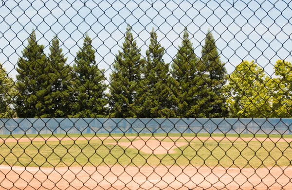 Бейсбольное поле через забор — стоковое фото