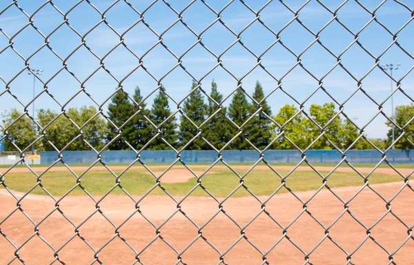 Campo de béisbol a través de valla —  Fotos de Stock