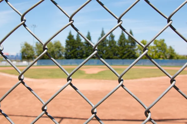 Campo de béisbol a través de valla —  Fotos de Stock