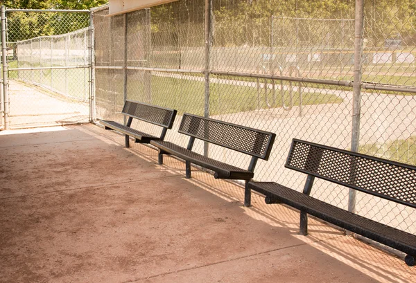 Honkbal Dugout met geen mensen — Stockfoto