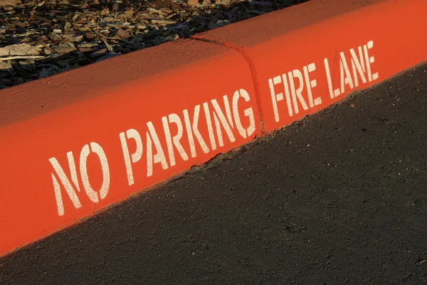 Geen Parking brand Lane Curb — Stockfoto